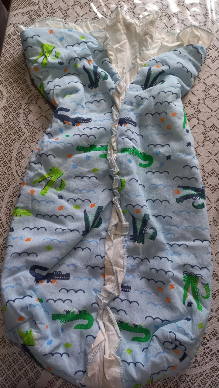 Saco de dormir infantil com estampa de crocodilos