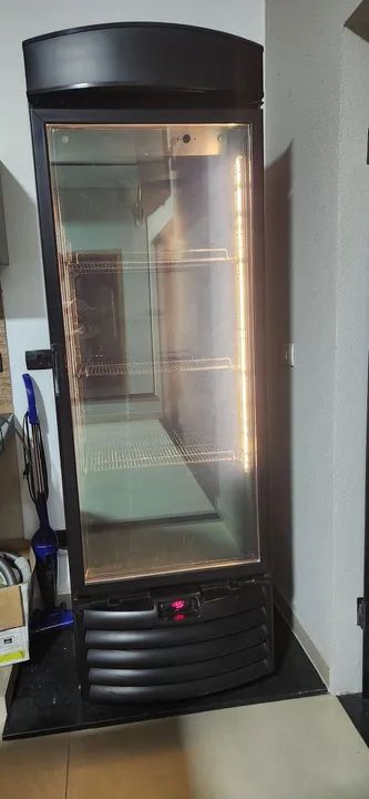 Cervejeira com iluminação interna e prateleiras - Foto 4