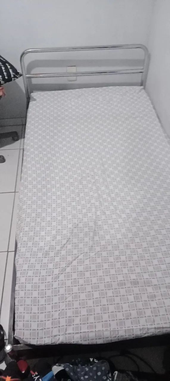 Cama Solteiro em Madeira e espelho em aço com colchão  - Foto 2