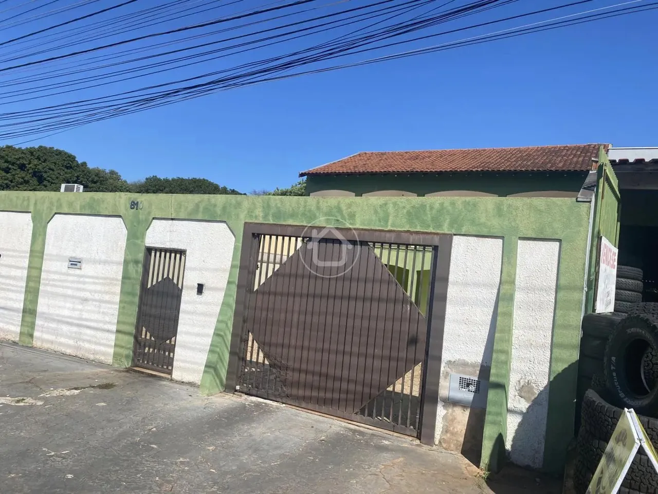SOBRADO SUPER ESPAÇOSO COM EDICULA