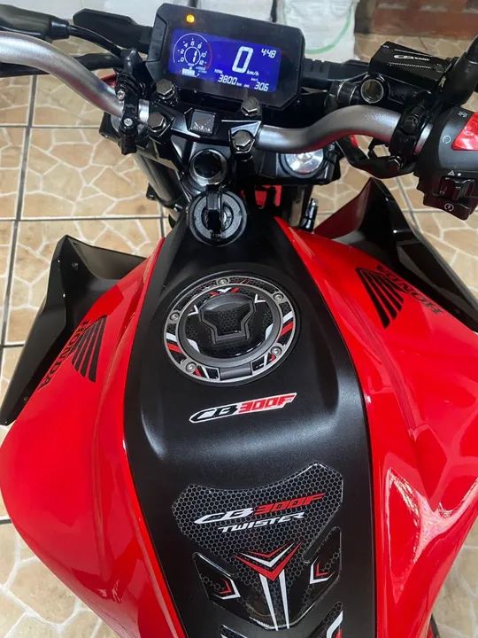 CB300F 2024 - Foto 3