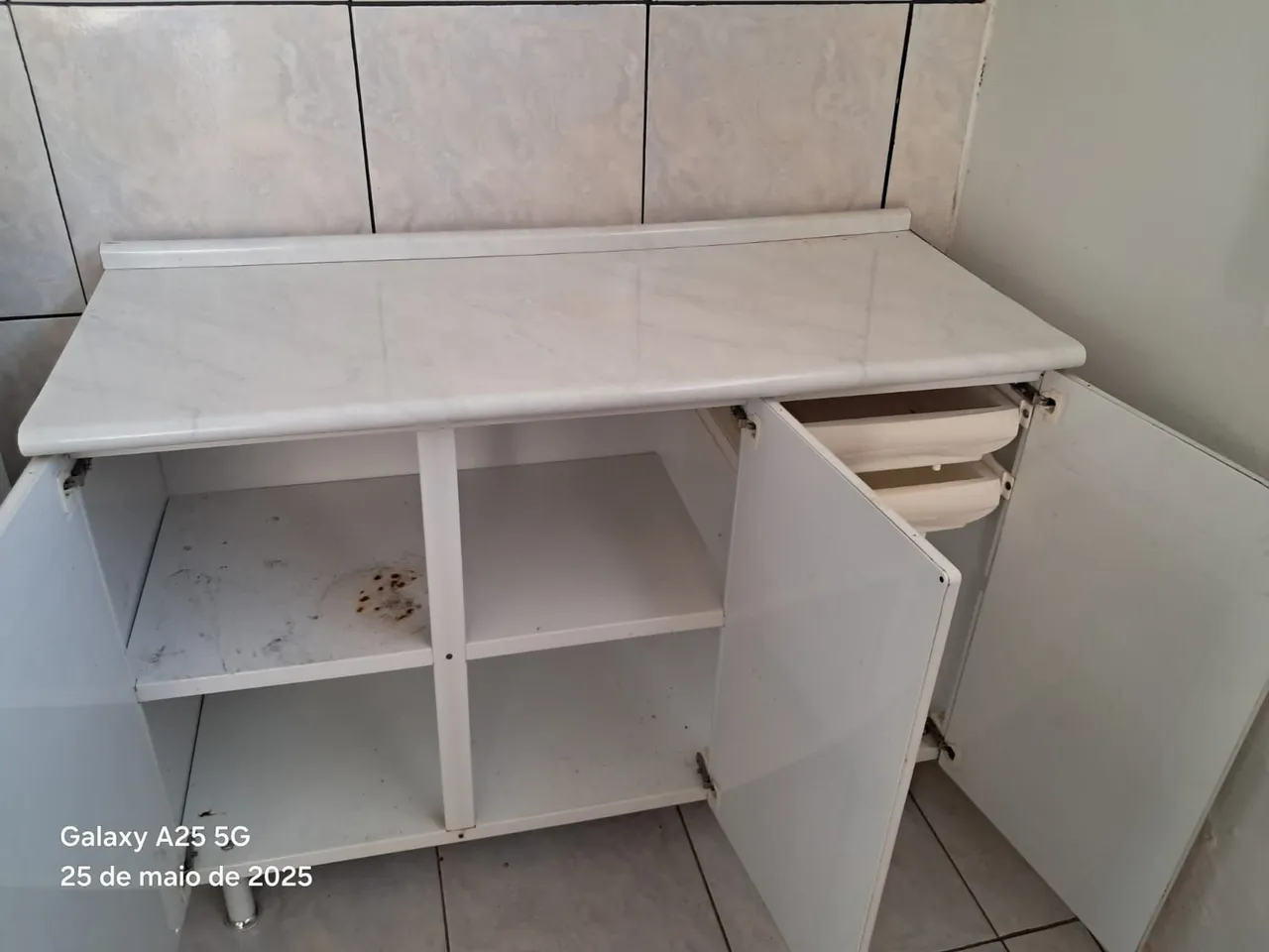 Armário branco com bancada