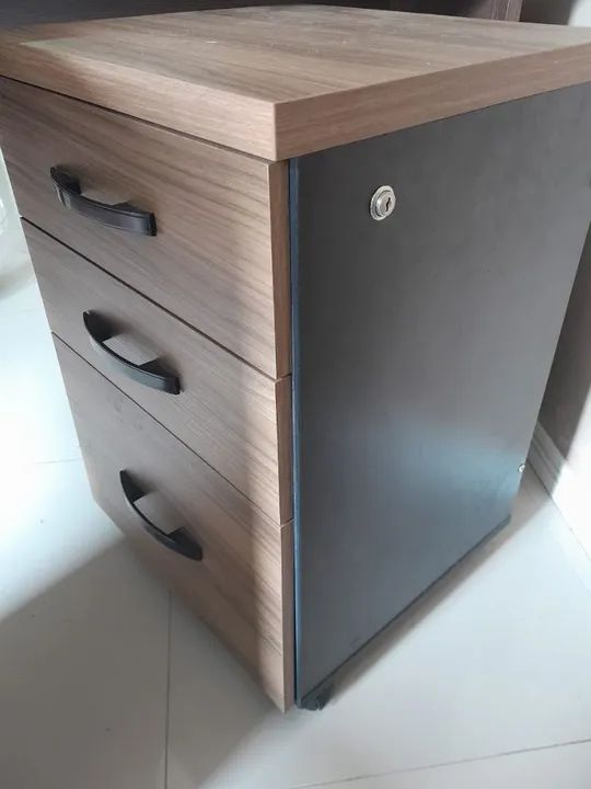 Conjunto de Mesa e Armário para Escritório - Foto 4