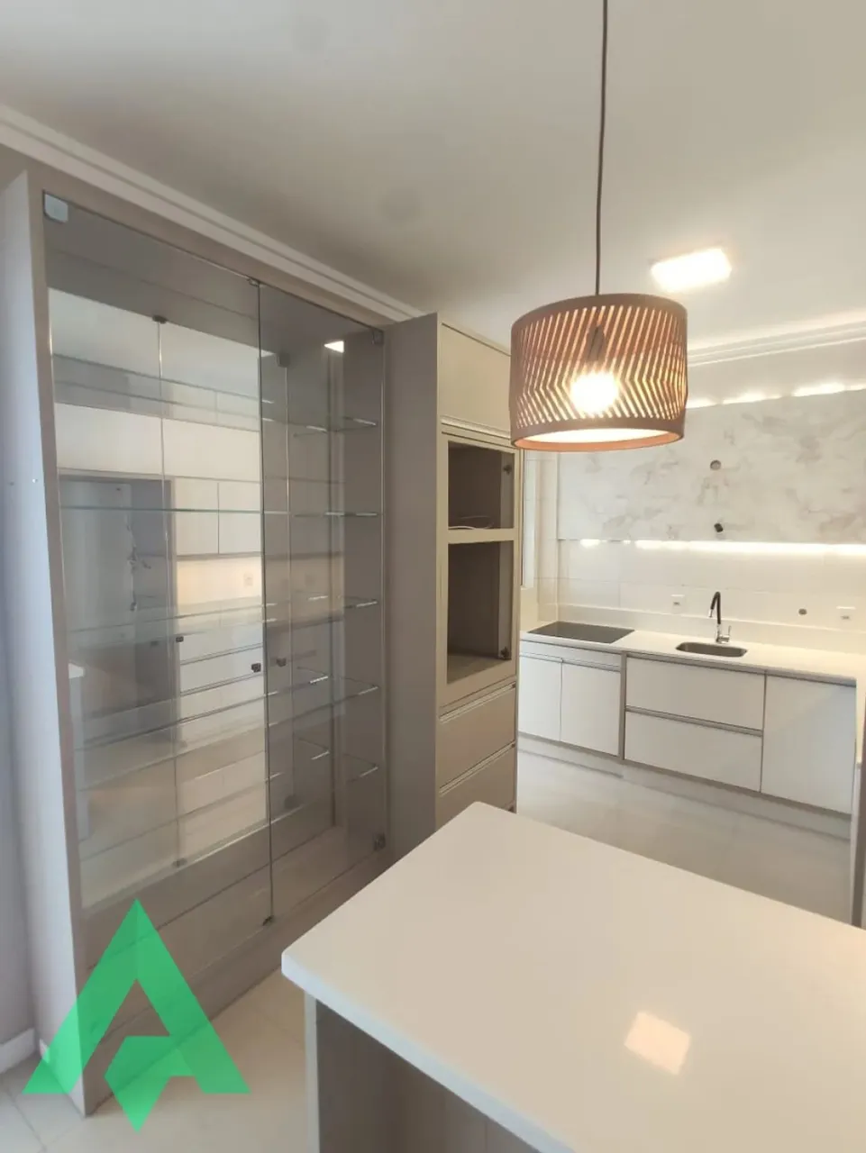 Lindo Apartamento semimobiliado à venda a 500 m da praia, no Centro de Balneário Camboriú!