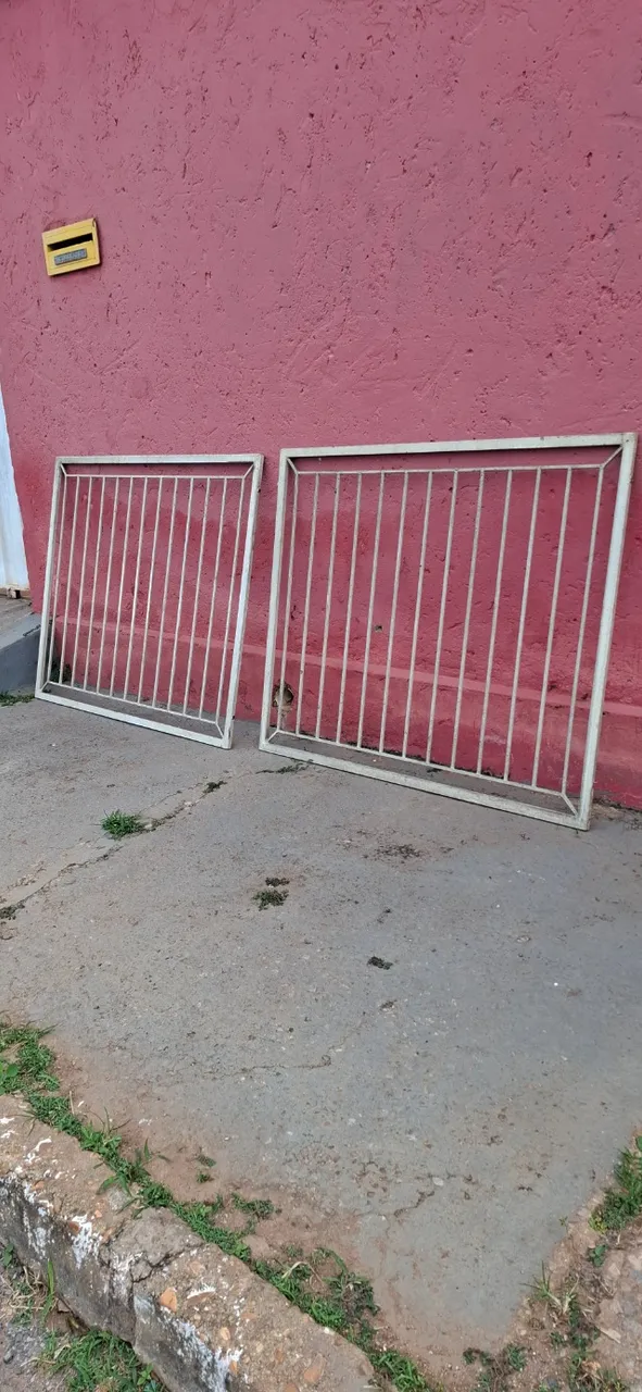 Vendo grades 1,30x1,10 metalon 20x30 e ferro maciço