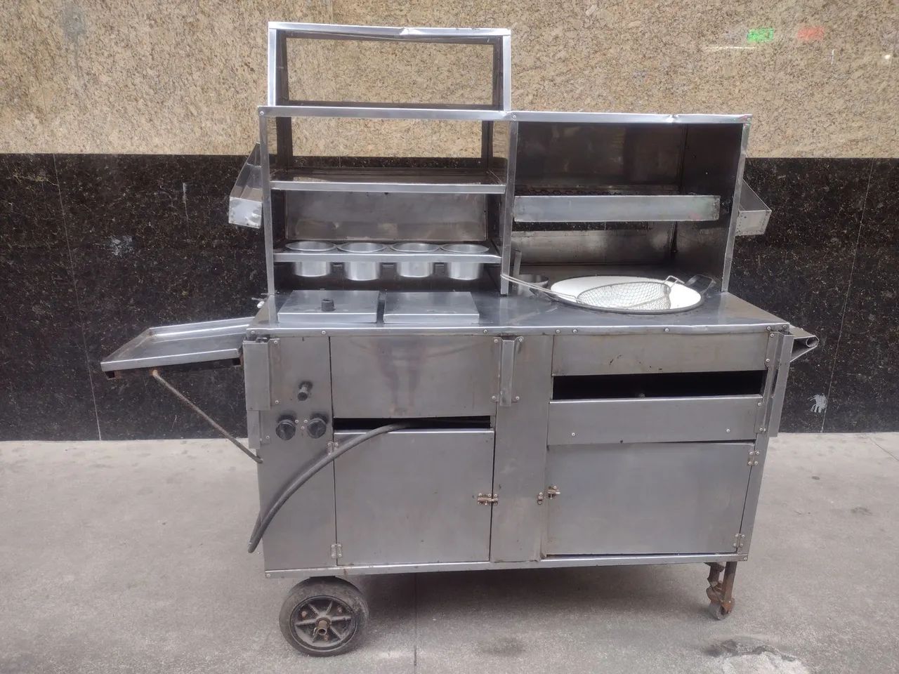 Carinho cachorro quente e pastéis R$900