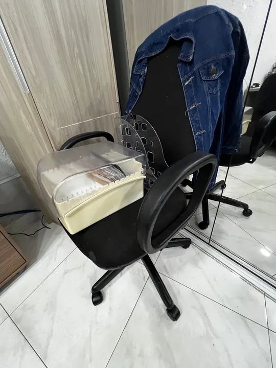 03 Cadeiras de Escritório Giratória com Rodas - Foto 2