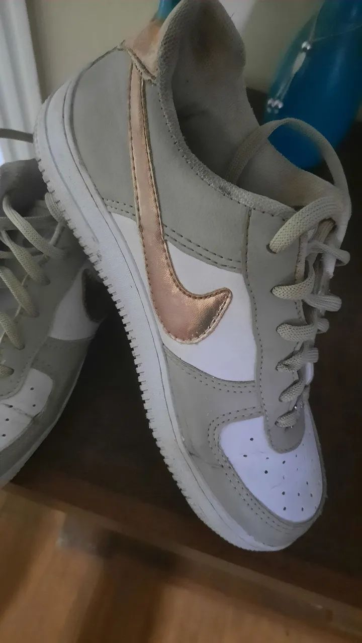 Tênis Nike Air branco e Dourado
