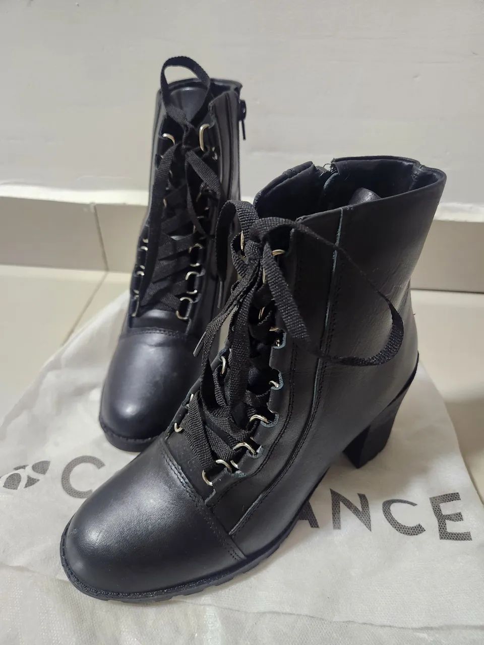 Botas Feminina Constance de Couro Preto com Cadarço