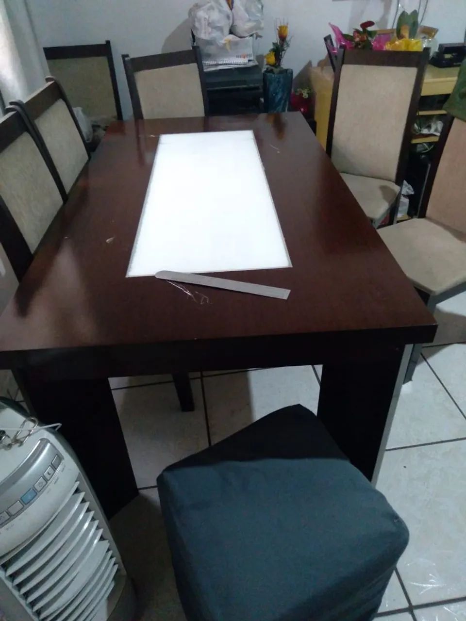 Mesa de jantar com placa de vidro no meio
