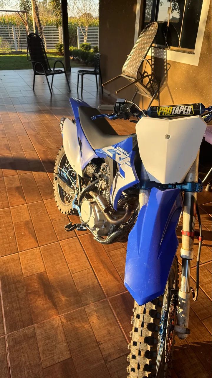 Xr200 com roupa de CRF 