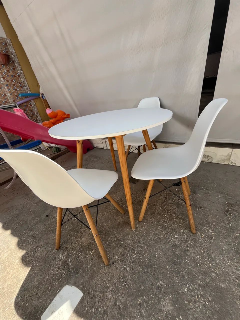 Vendo mesa pés palito com 3 cadeiras
