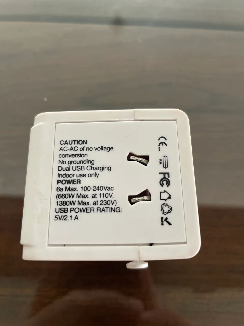 Adaptador de Tomada Internacional Airbuds Travel Adapter - Tipo C + 2 USB 3.4A