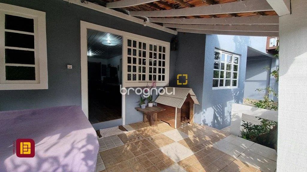 Casa com 5 dormitórios no Sambaqui - Foto 4