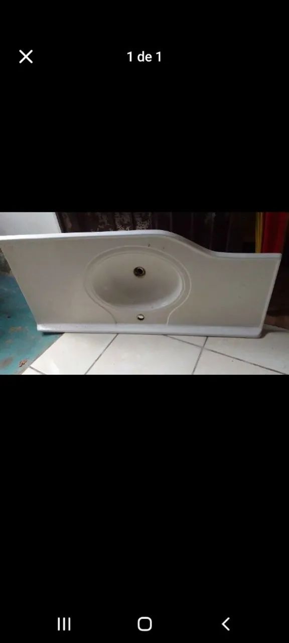 Bathroom sink in excellent condition