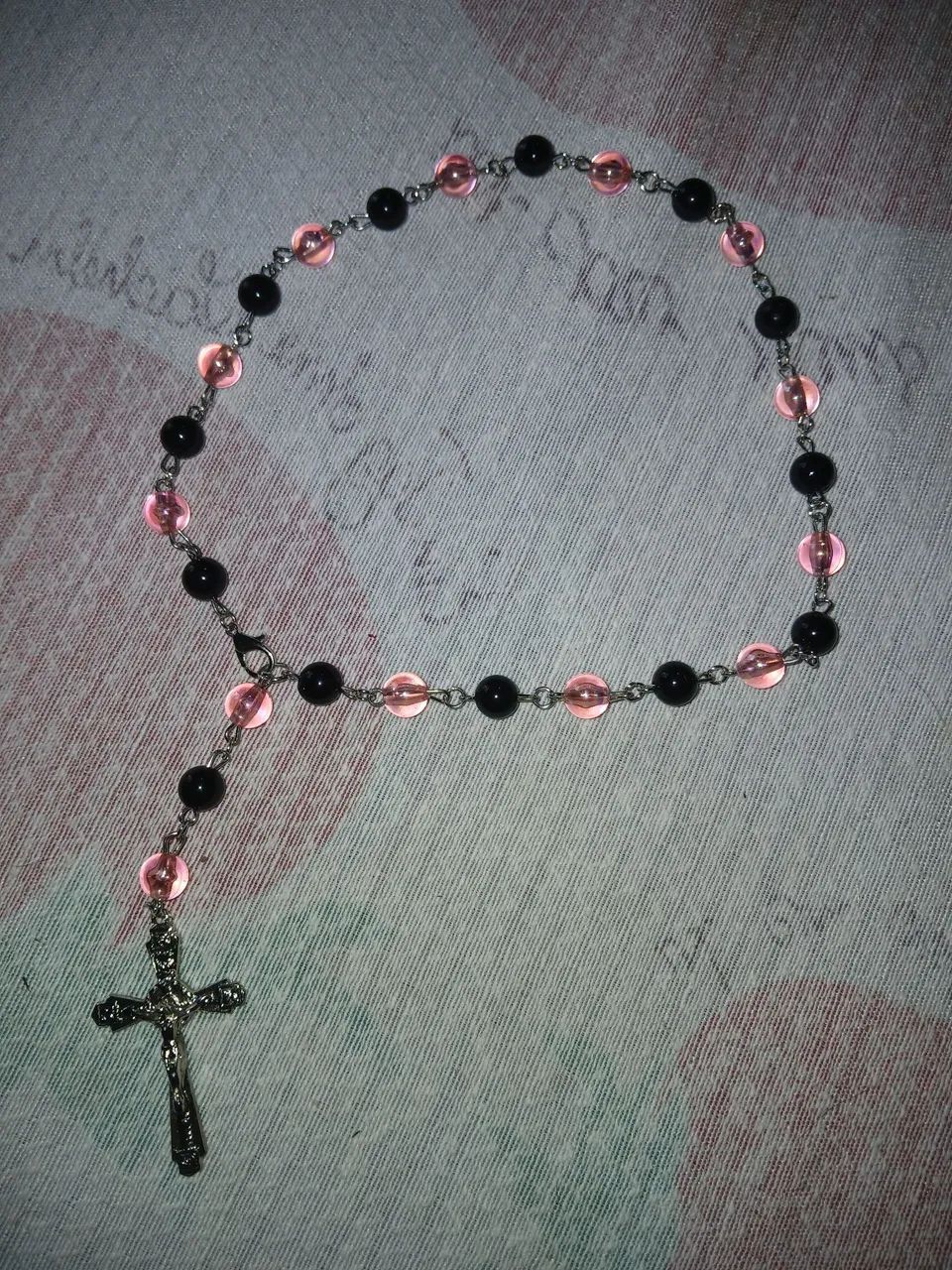 Terço Artesanal Rosa e Preto com Crucifixo | Feito à Mão - Foto 2