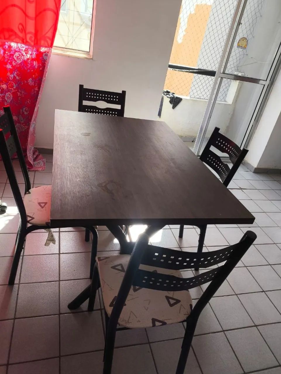 Mesa com quatro cadeiras de ferro resistente em bom estado. - Foto 3