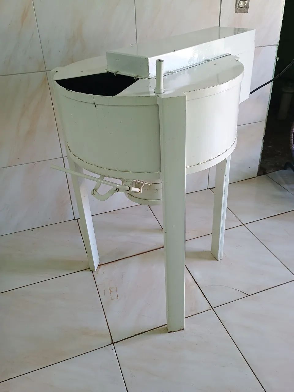 Vendo uma máquina de despenar frango nova cabe até 6 frango  - Foto 2