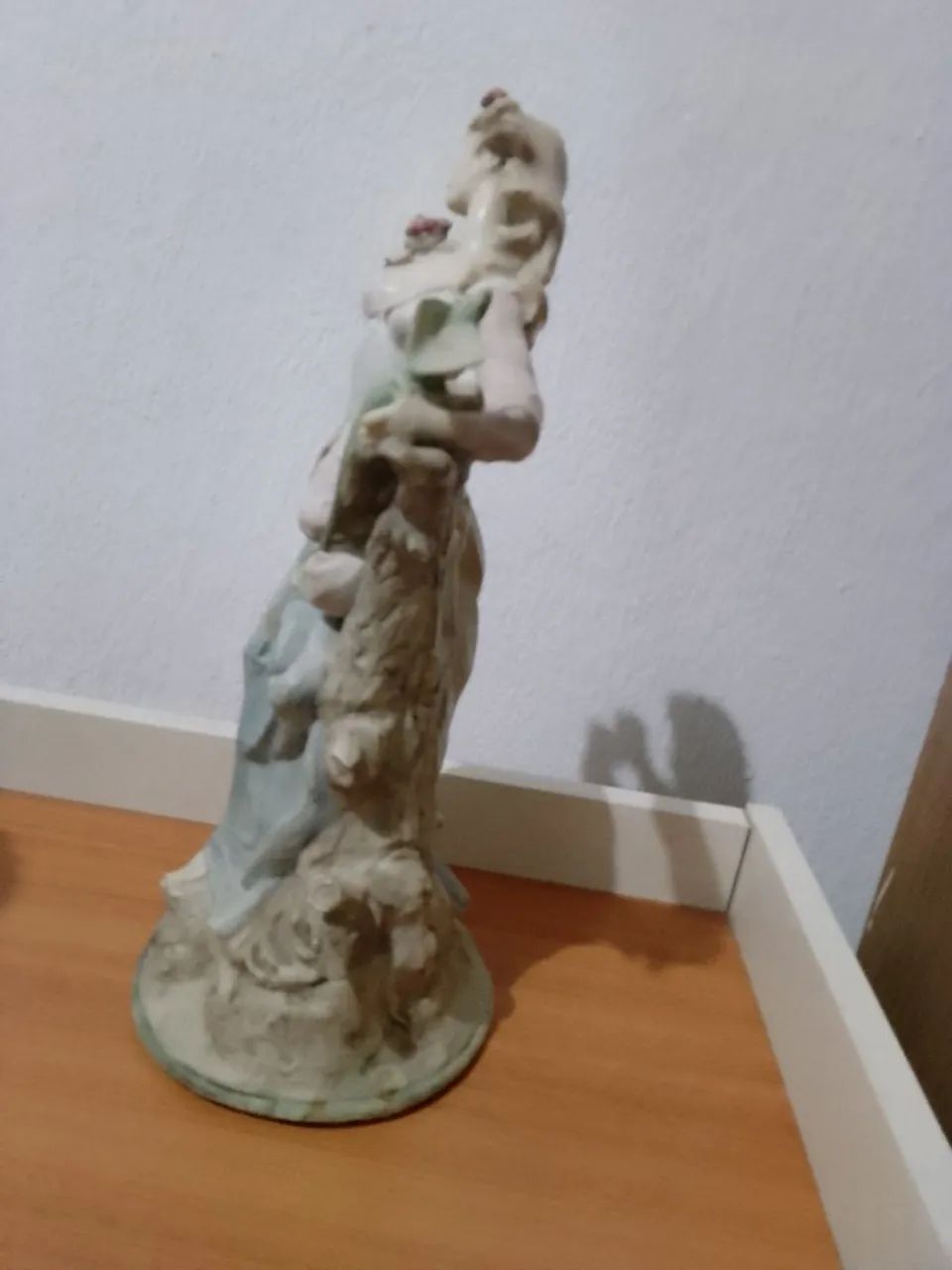 Estatueta de resina linda  - Foto 2
