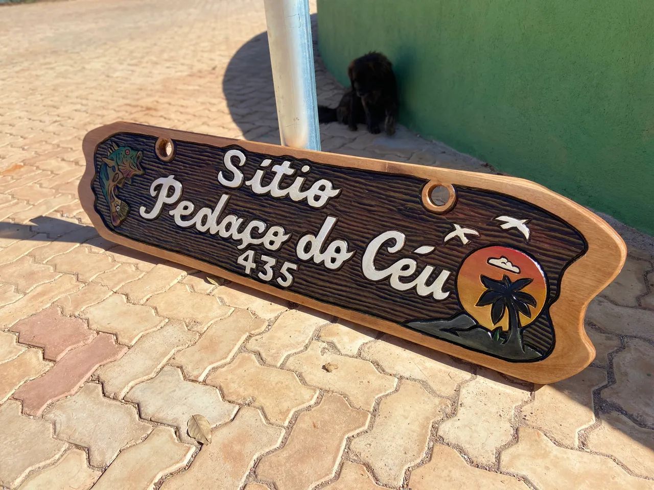 Placa entalhada em madeira maciça 