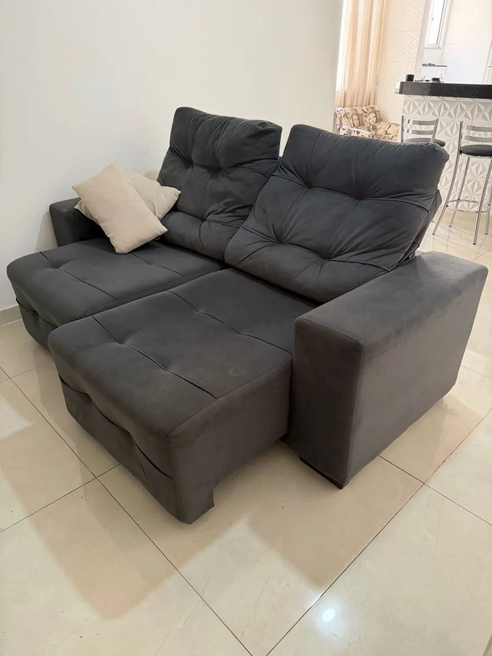 Sofá retrátil 3 lugares em suede grafite - bem conservado - Foto 3