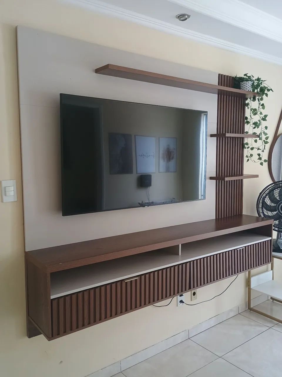 Painel para Tv até 65 polegadas ripado. Cor Freijó/Off white