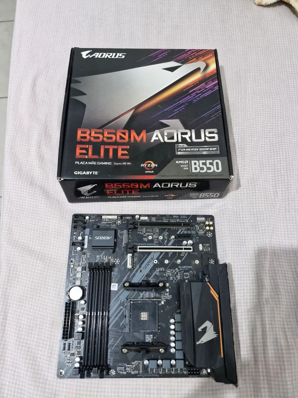 Placa mãe B550M Aorus Elite seminova