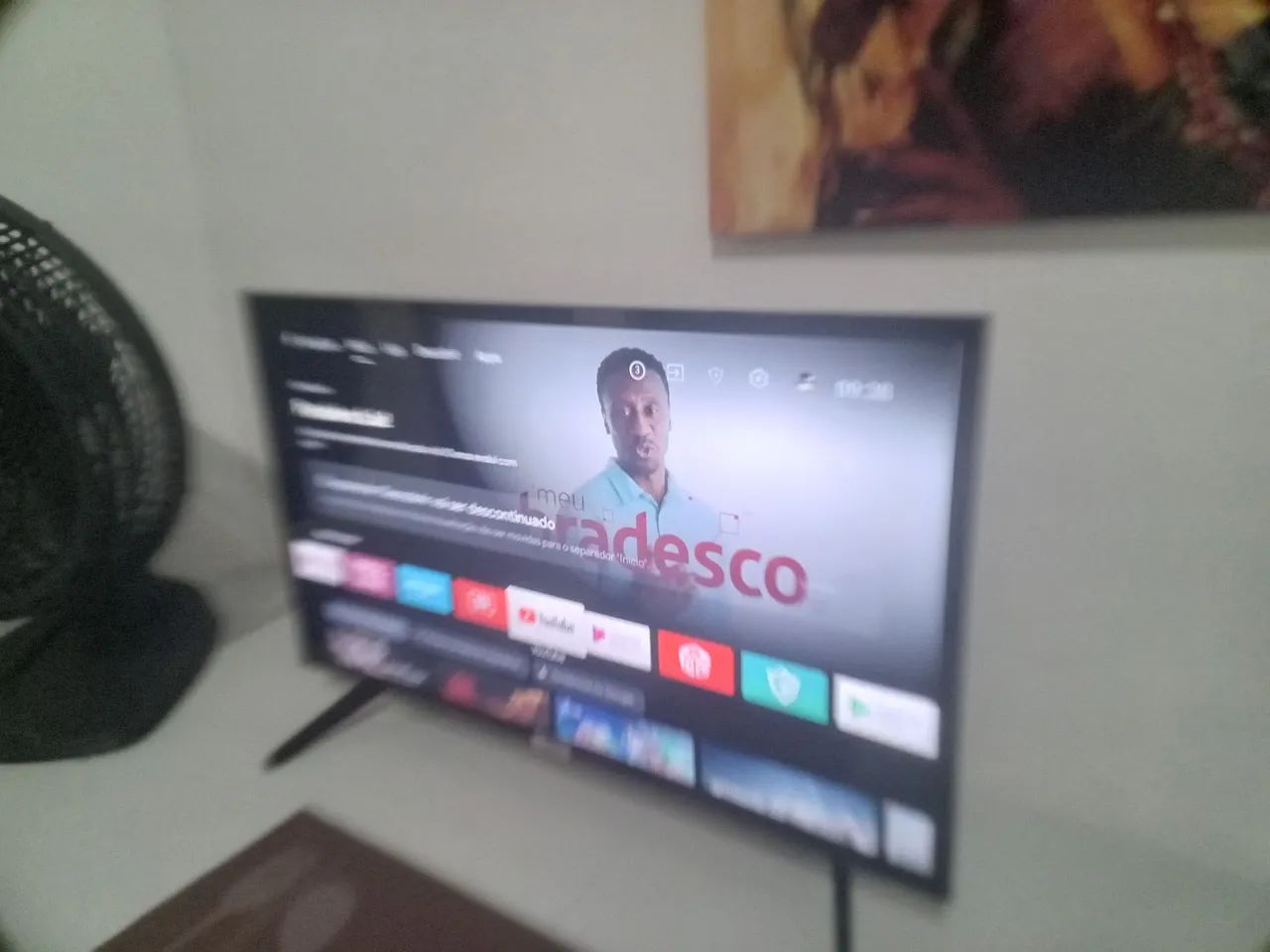 Vende se esmart TV semi novo 2 meses de comprada com comando de vois - Foto 2