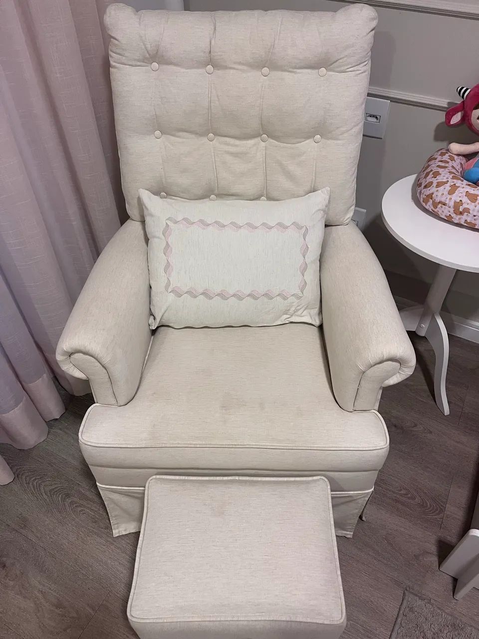 Vendo Poltrona Lilibee com banco para apoio dos pés - R$700 - Foto 2