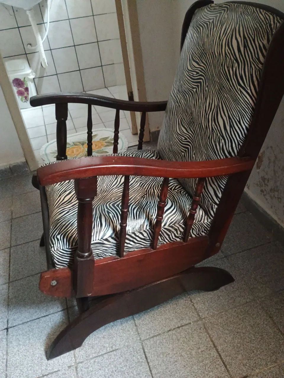 Cadeira de balanço de madeira - Foto 2