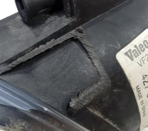 Farol De Milha Direito Audi A6 2000 - 2005 / Avaria - Foto 3