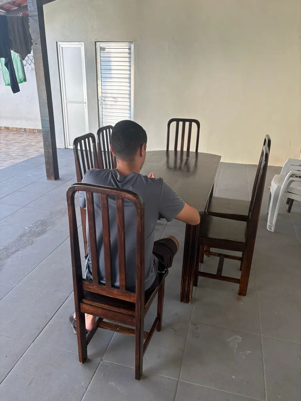 Mesa de madeira com 6 cadeiras  - Foto 3