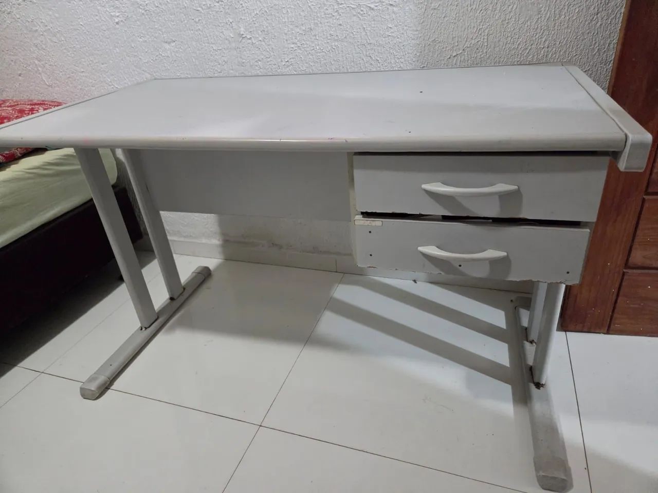 Mesa de escritório com 2 gavetas