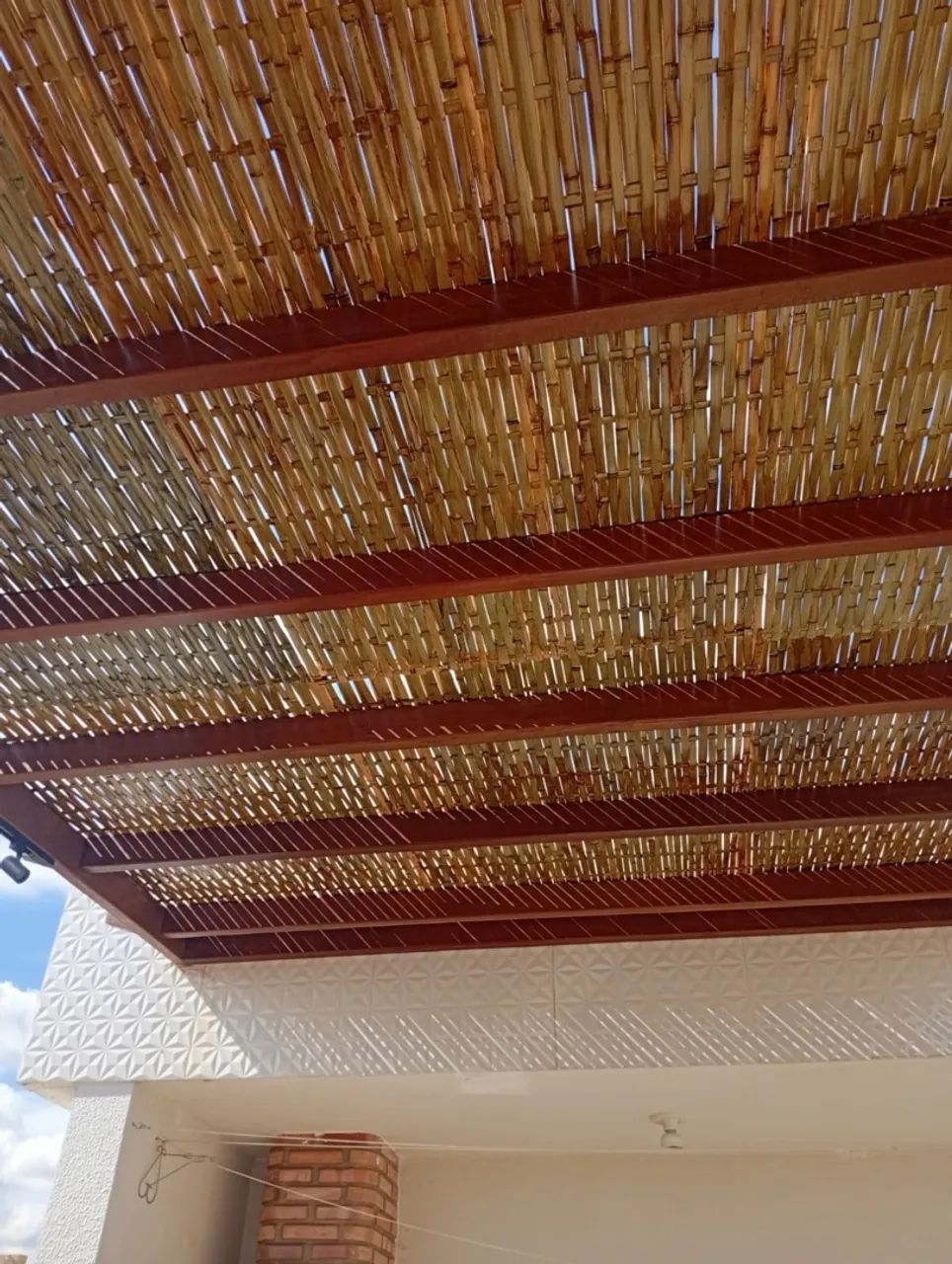 Pergolado de paraju com forro de bambu de bambu  - Foto 2