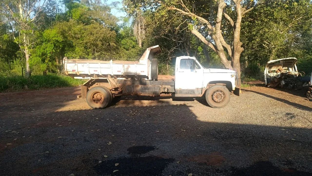 Caminhão caçamba 