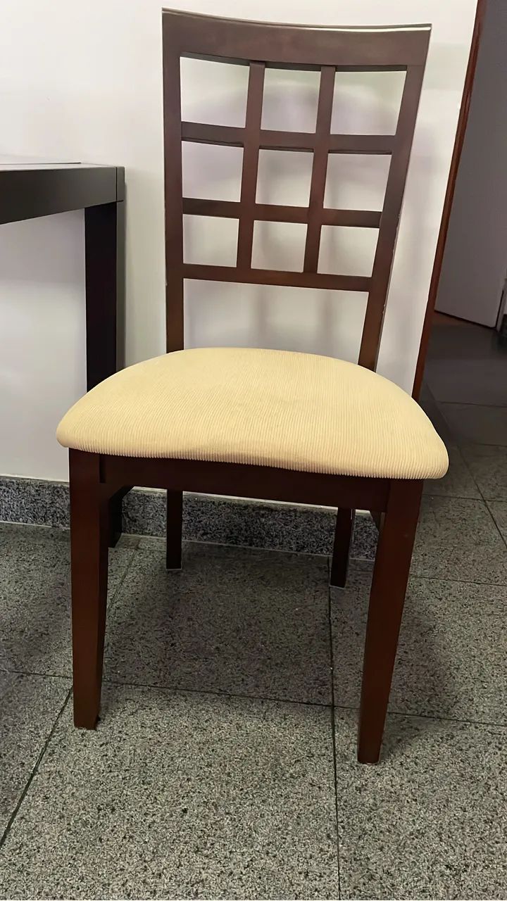 Conjunto de Mesa com 4 cadeiras em Madeira - Foto 3