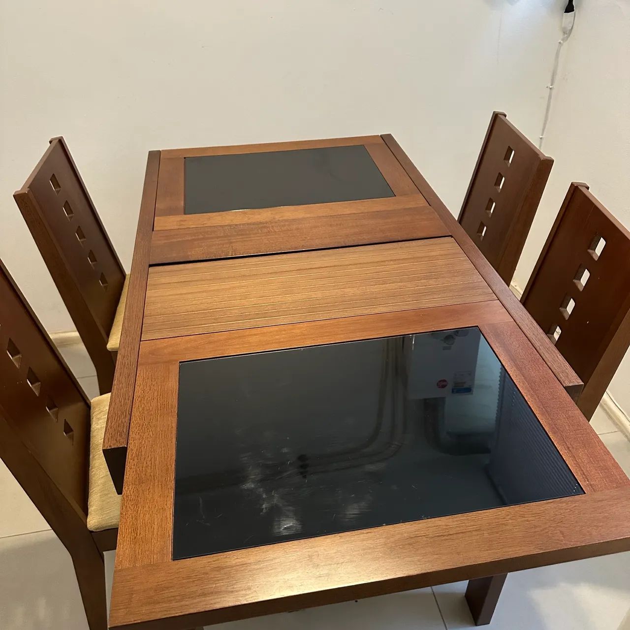 Mesa extensível em madeira e 4 cadeiras - Foto 2