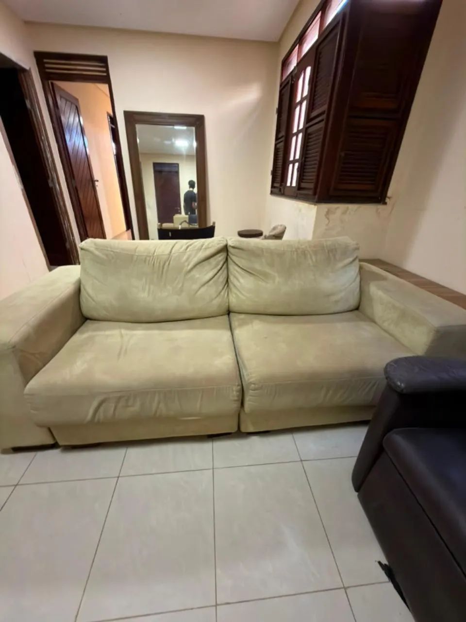 Sofá Amplo 3 Lugares em Suede / Veludo - Super Confortável