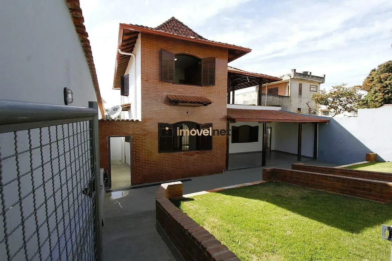 Casa espaçosa com 5 quartos e 2 suítes no bairro Palmeiras