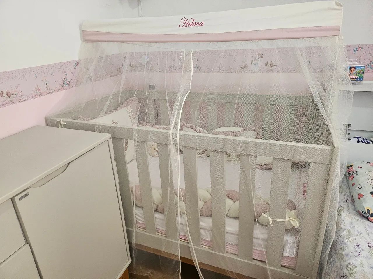 Berço com colchão e cômoda