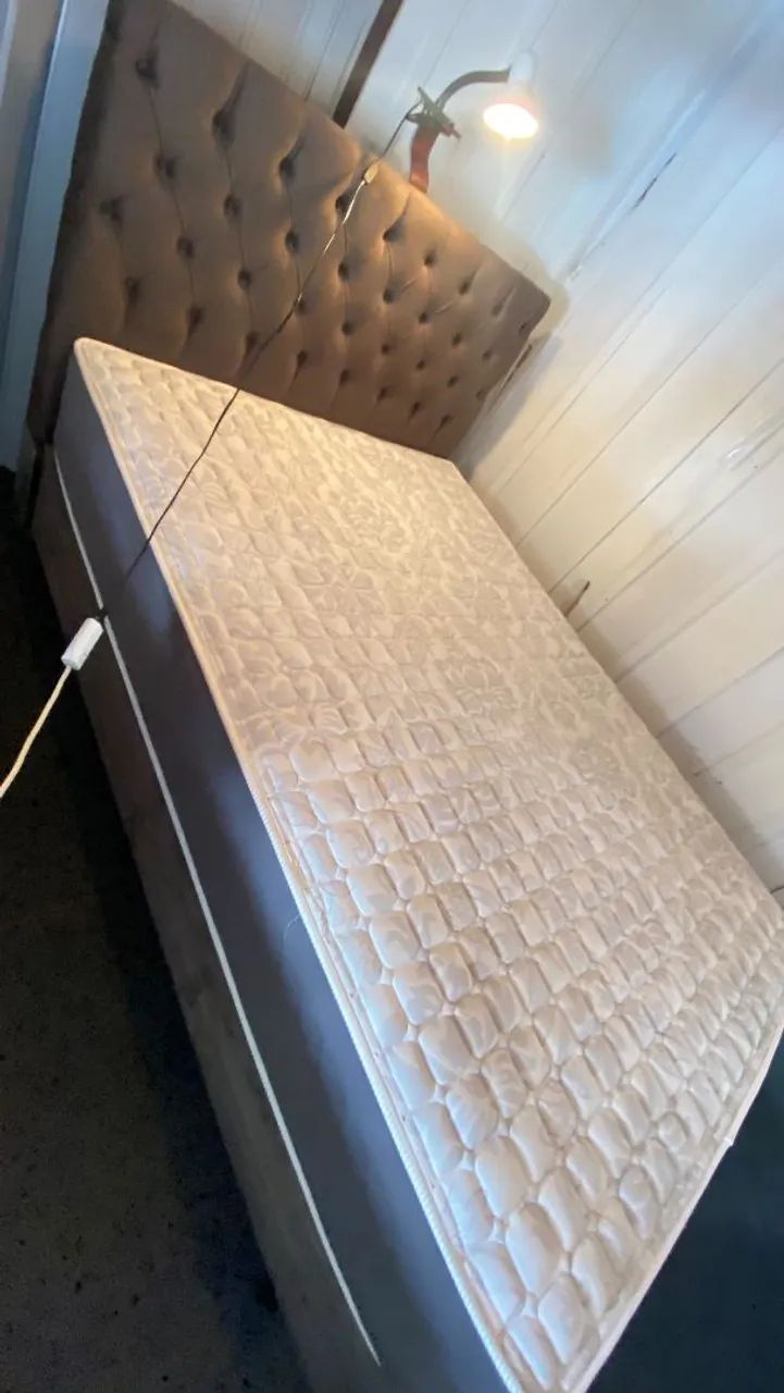 Cama de casal: base, colchão, cabeceira e luminária  - Foto 2
