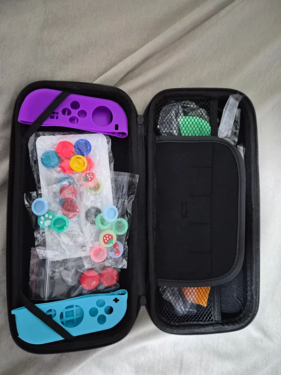 Nintendo Switch, na caixa, com dois controles e vários acessorios. - Foto 5