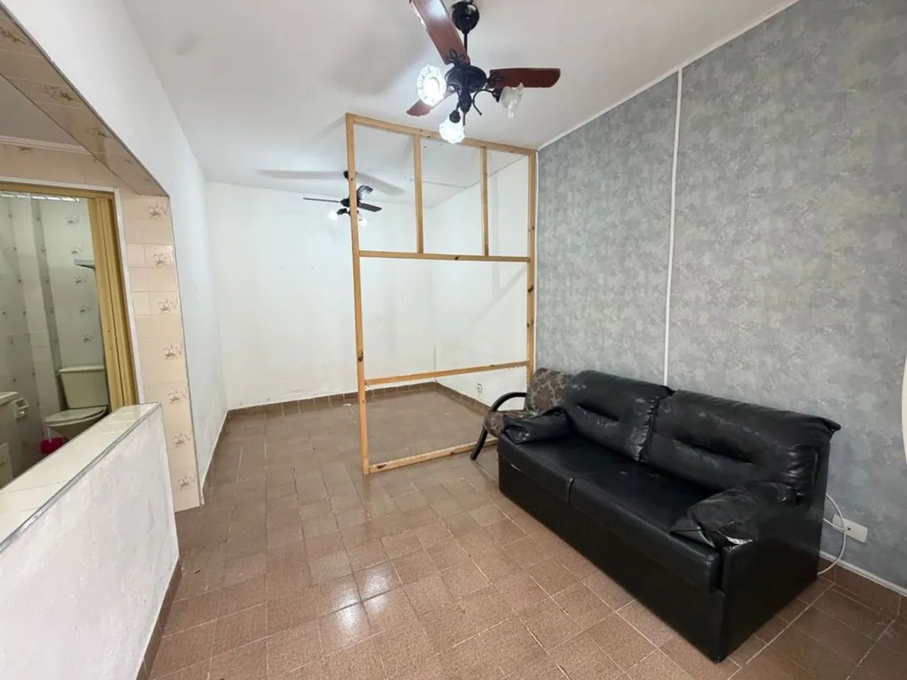 Kitnet térrea com garagem no Canto do Forte - Foto 2