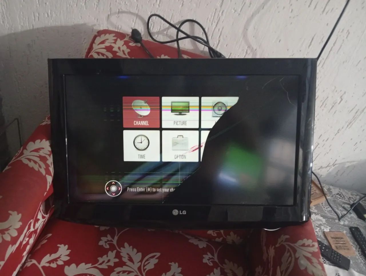 Tv/Monitor LG 26LH20R com a tela trincada.
