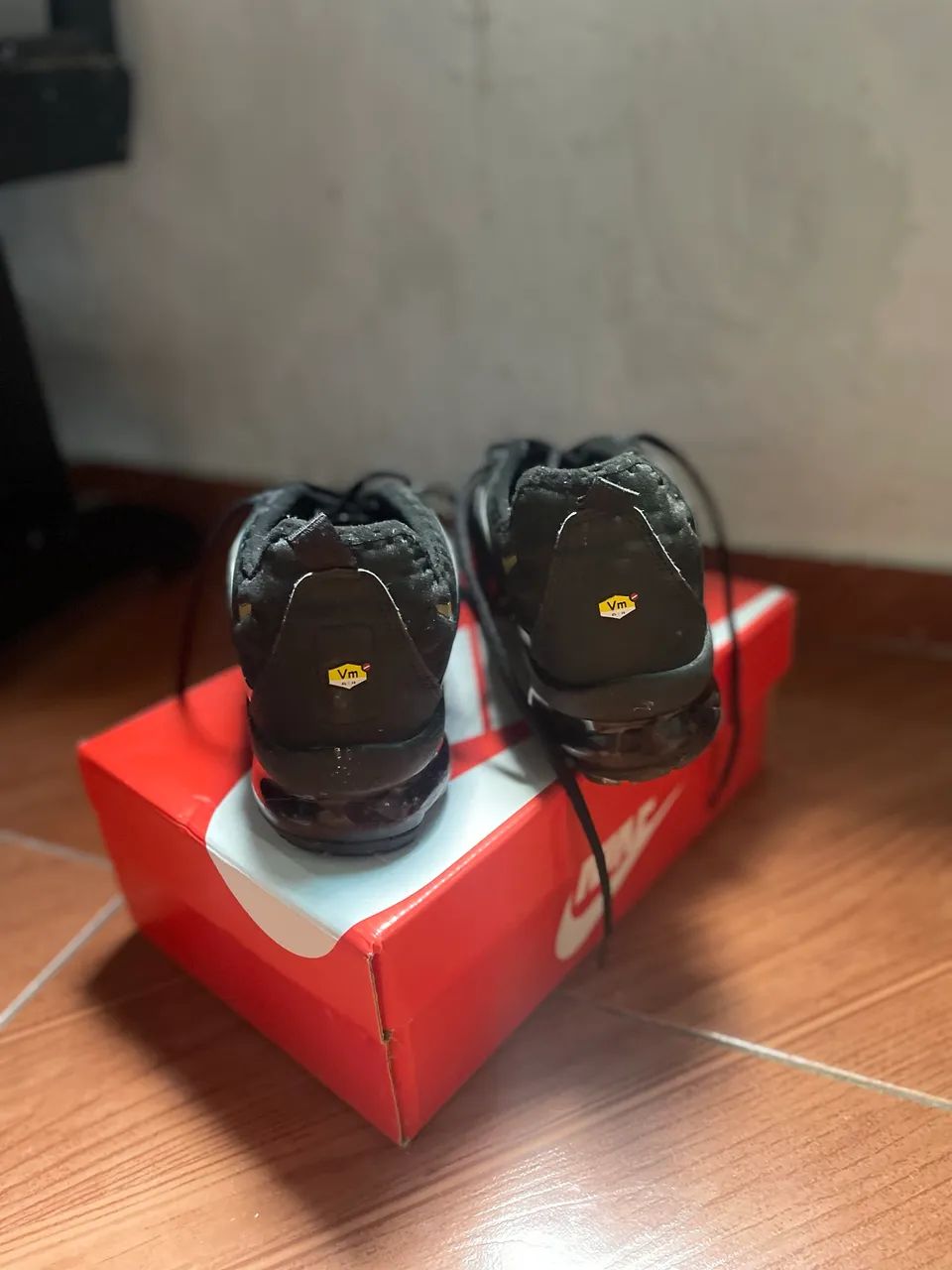 vapormax preto/dourado  - Foto 3