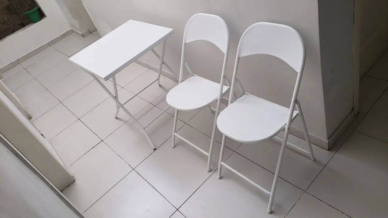 Mesa + 2 cadeiras em aço LINDAS!