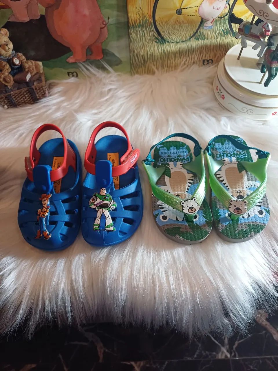 1 Babuche Disney Toy Store (usado) + 1 chinelo Pimpolho (novo)