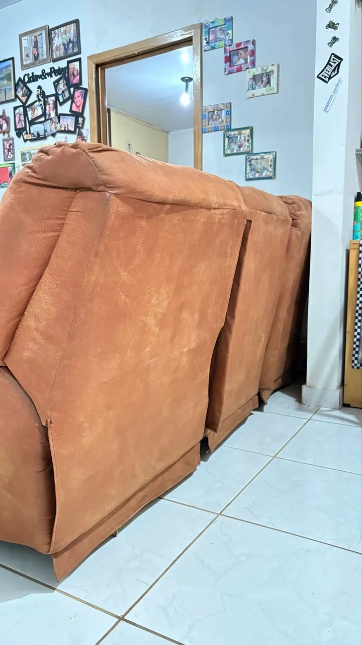 Sofá 3 lugares,  produto importado, retrátil em bom estado de conservação. - Foto 4