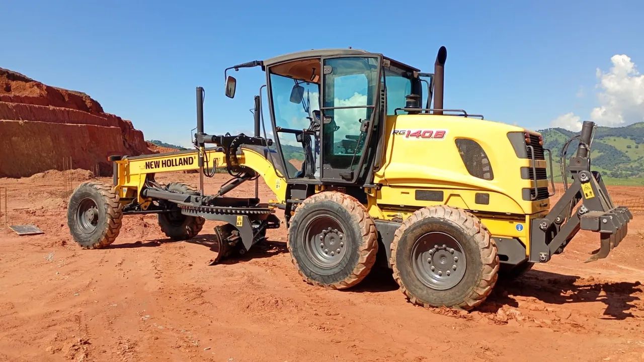 Motoniveladora New Holland rg140b 2012 com 5.100 horas 
