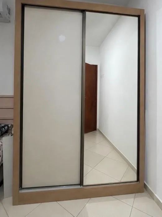 Grada roupas de 2 portas de correr com espelho e gaveteiro interno - Foto 2